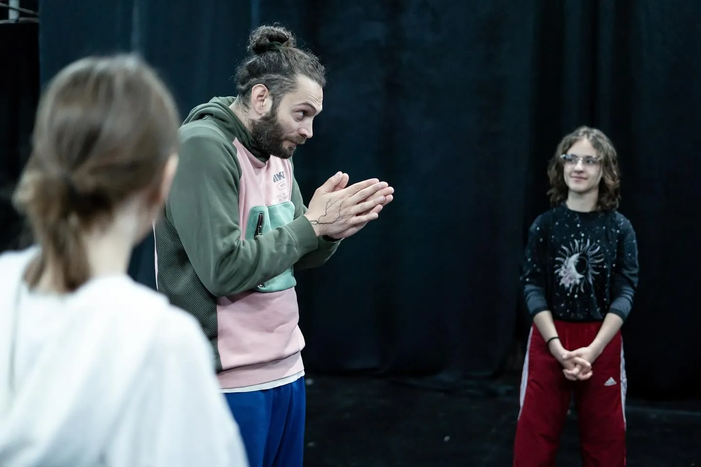 Filip Stoica coaching two participants